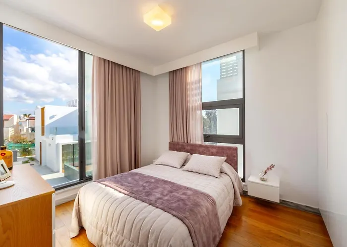 Laurus 6, Walking Distance To The * パ フォス