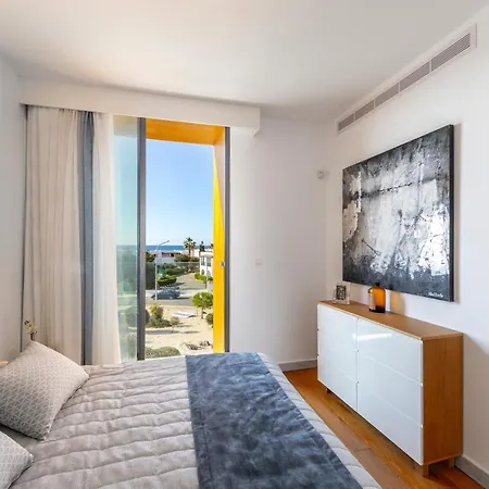 Laurus 6, Walking Distance To The