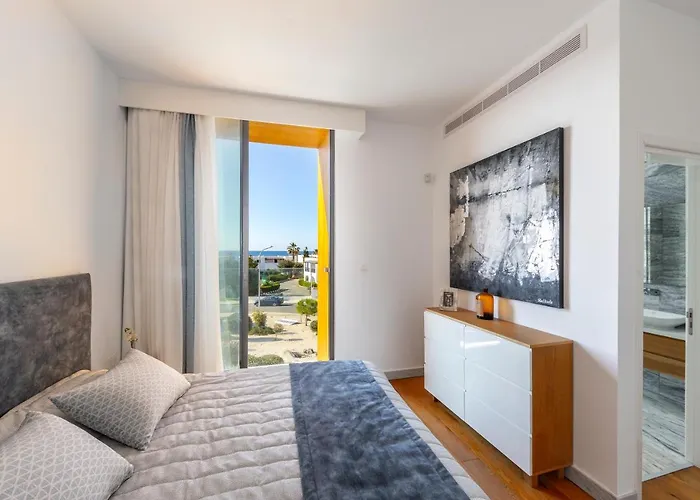 Laurus 6, Walking Distance To The